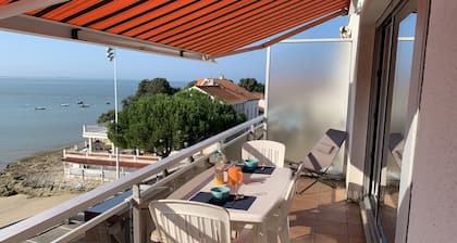 Appartement de standing avec terrasse, plage au pied de l'immeuble (20 mètres)