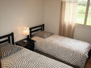 2 slaapkamers, een strijkplank/strijkijzer, wifi (toeslag), beddengoed