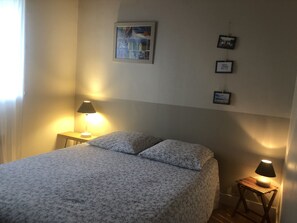 2 chambres, bureau, fer et planche à repasser, lit de bébé portatif