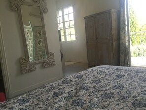 4 bedrooms, iron/ironing board, free WiFi, bed sheets - Magnificent in the heart of Provence (Maillane)