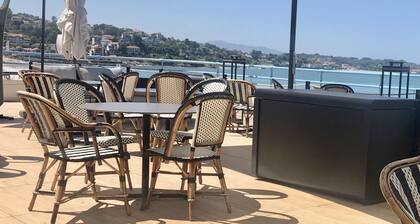 Bel appartement résidentiel au centre ville, au calme, vue sur plage et montagne