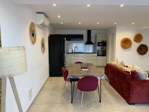 Dining - New apartment, 4 people, ground floor, town center. (Cassis)
