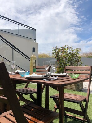 Outdoor dining - New apartment, 4 people, ground floor, town center. (Cassis)