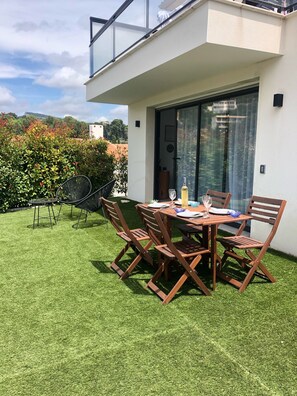 Outdoor dining - New apartment, 4 people, ground floor, town center. (Cassis)