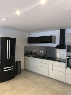 Fridge, microwave, oven, stovetop - New apartment, 4 people, ground floor, town center. (Cassis)