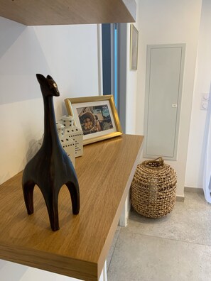 Interior - New apartment, 4 people, ground floor, town center. (Cassis)