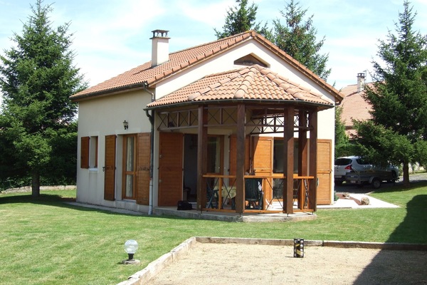 the house with its patio on a property of 1000 m2
