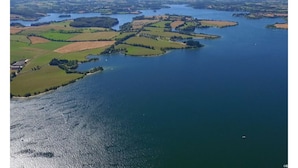 Eine Luftaufnahme einer Küstenlandschaft mit mehreren Inseln und einer weiten Wasserfläche.
