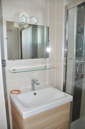 Shower, hair dryer, towels, shampoo