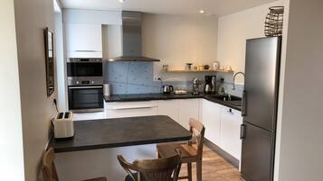 Frigorifero, microonde, forno, piano cottura