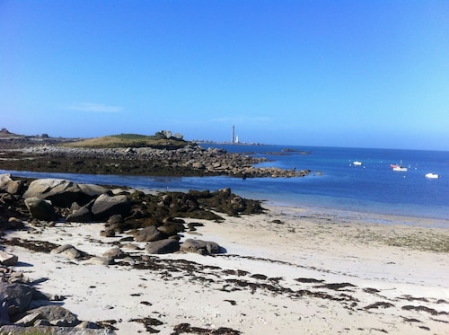 Large bright studio, feet in the water and a great view of the Aber Wrac'h