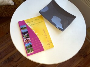 Baignoire, séchoir à cheveux, serviettes fournies, papier de toilette