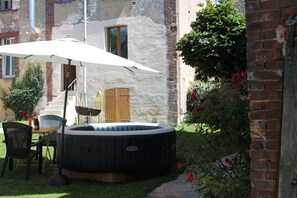 Outdoor dining - NEW CONCEPT (4 PERS) 3 IN 1 IN BOURGOGNE Gîte, West Indian catering, activities (Bellechaume)