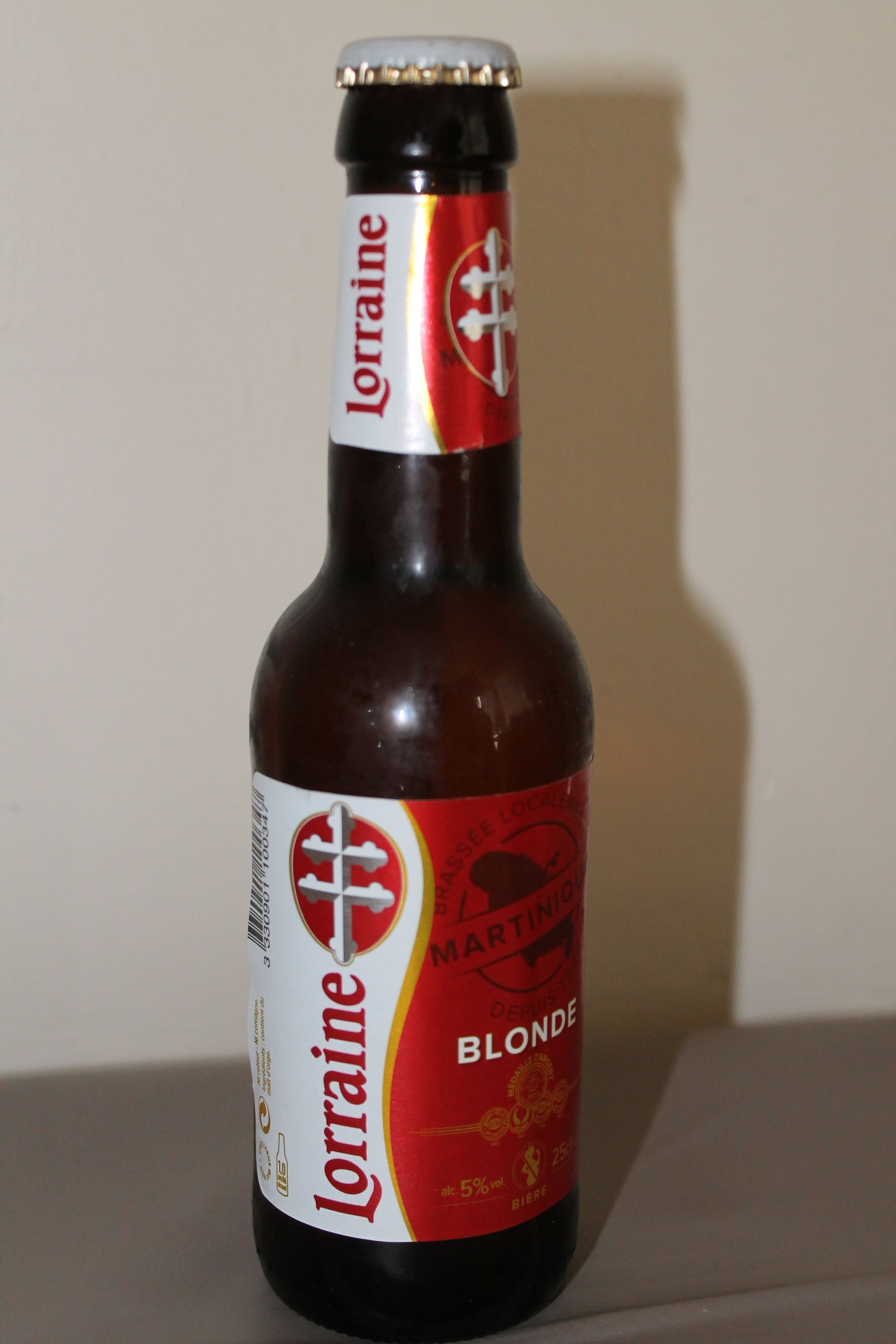 En flaske Lorraine Blonde øl med et rødt og hvidt etiket.