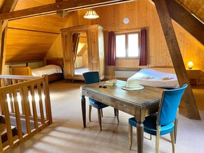 3 makuuhuonetta, silitysrauta/-lauta, vuodevaatteet