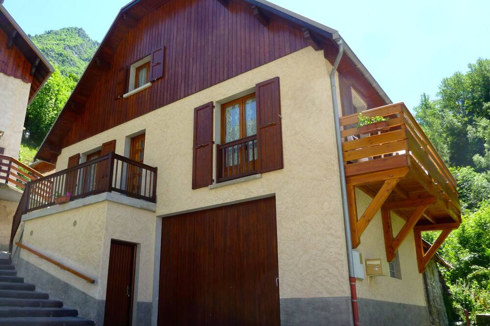 Villa 5 people + large south-facing balcony + Pool and Jacuzzi