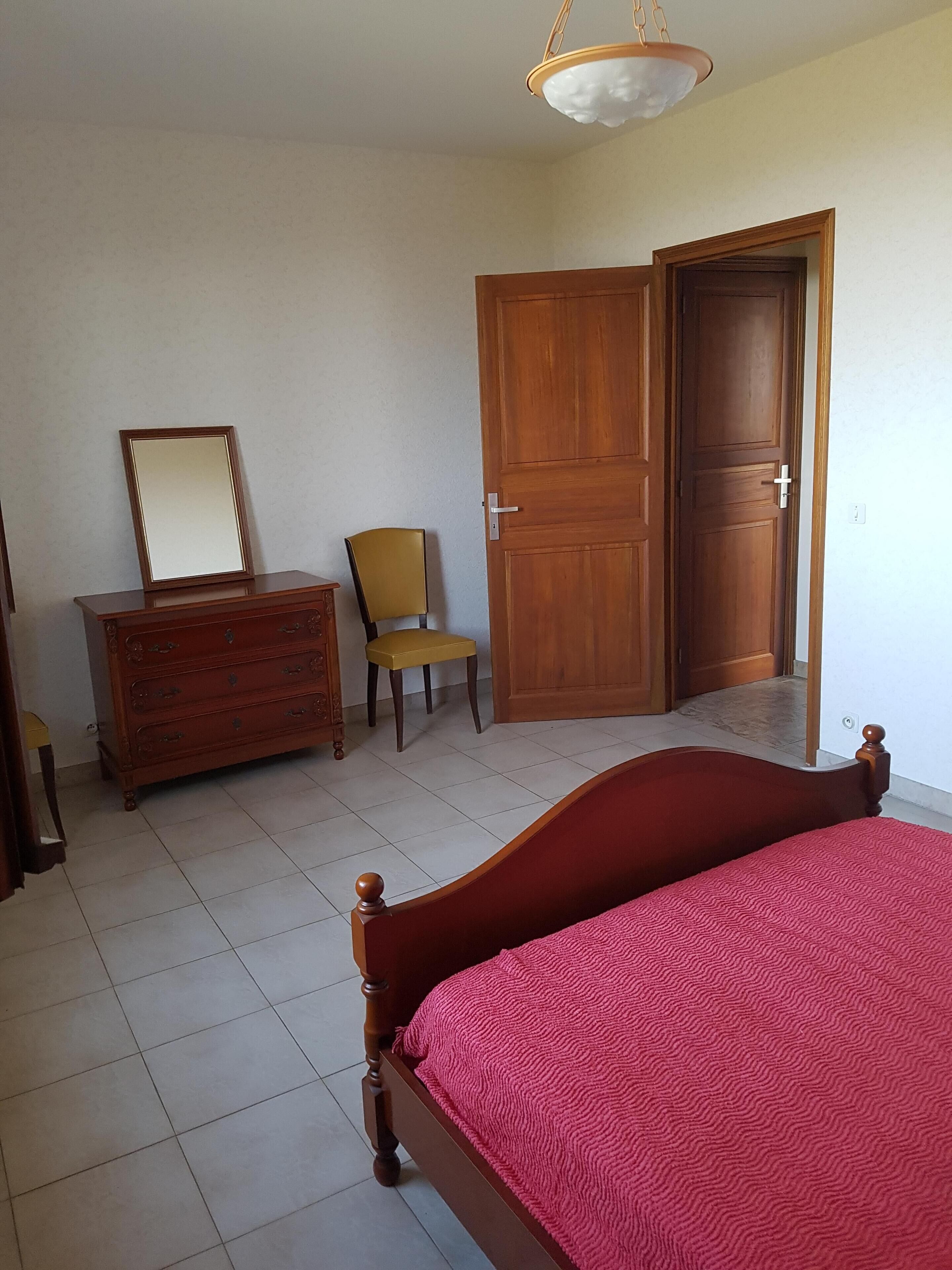 2 chambres, fer et planche à repasser, Wi-Fi, draps fournis