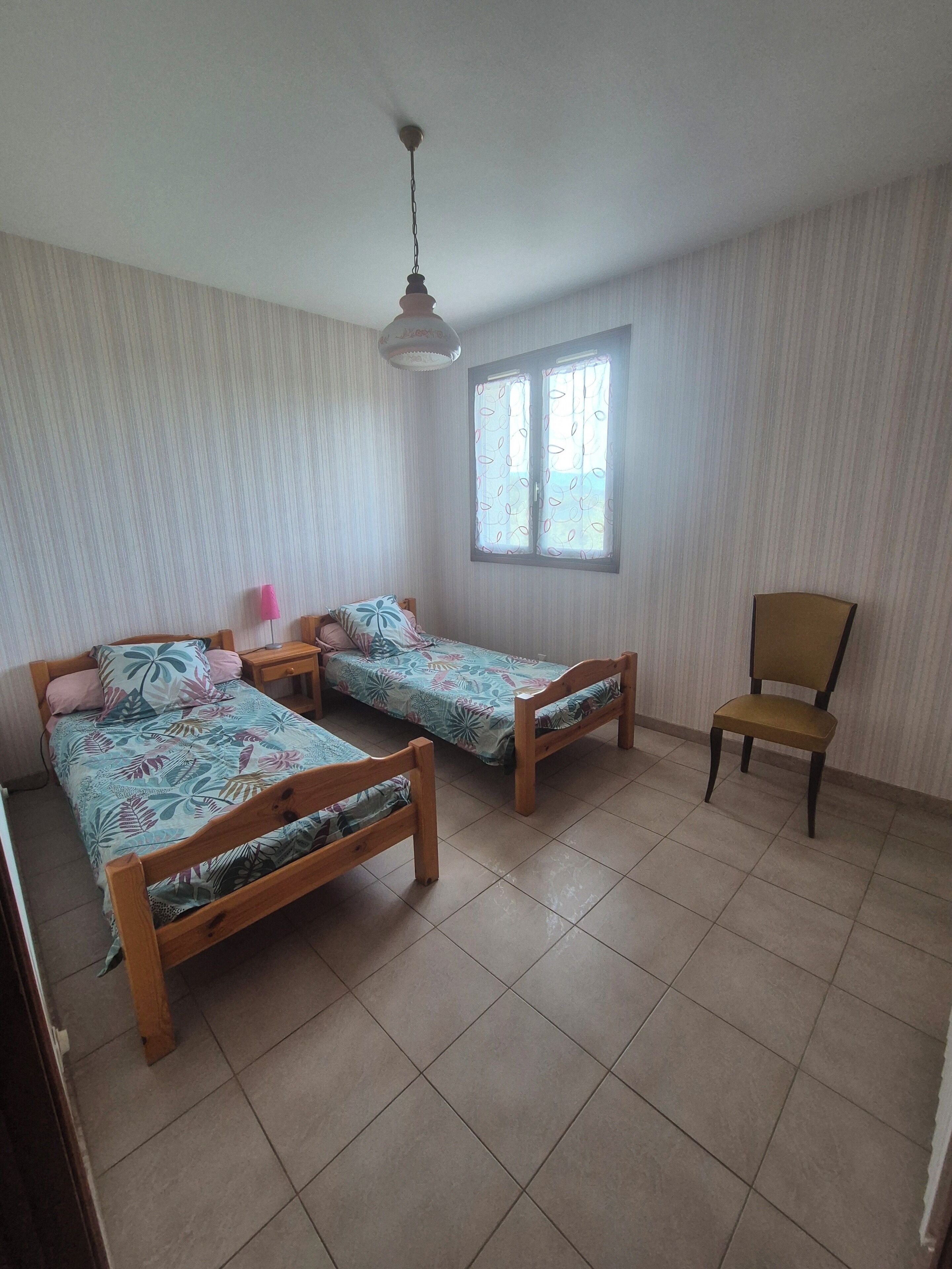 2 slaapkamers, een strijkplank/strijkijzer, reisbedje, wifi
