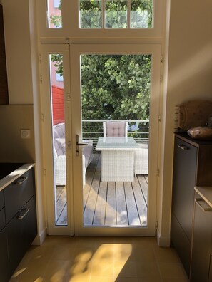 Een keuken met uitzicht op een terras.