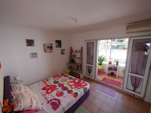 1 chambre, fer et planche à repasser, accès Internet, draps fournis