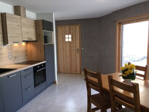 Kjøleskap, mikrobølgeovn, ovn og kokeplater