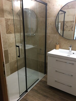 Shower, hair dryer, towels, soap - Large villa with pool in Provence near Les Baux de Provence, Nimes (Beaucaire)