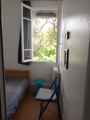 1 habitación, tabla de planchar con plancha y wifi 