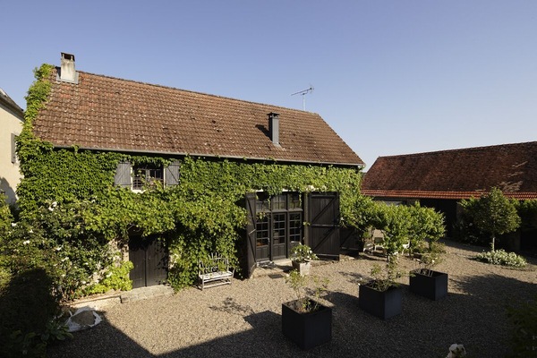 The OUSTAL for 8 people on the farmyard side