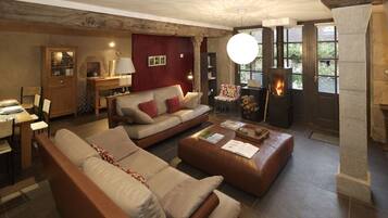 Smart TV, DVD player, books, stereo