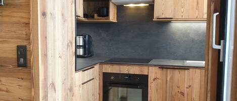 冷蔵庫、電子レンジ、コンロ、食器洗い機