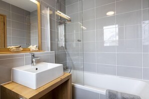 Badekar, hårføner, håndklær og såpe