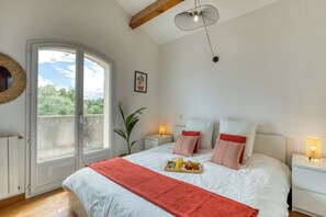 4 عدّة غرف نوم ومكتب ومكواة/لوح كي وسرير سفر