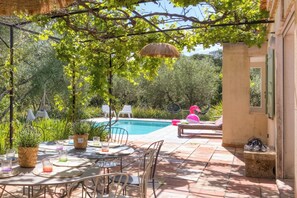 تناول الطعام بالخارج