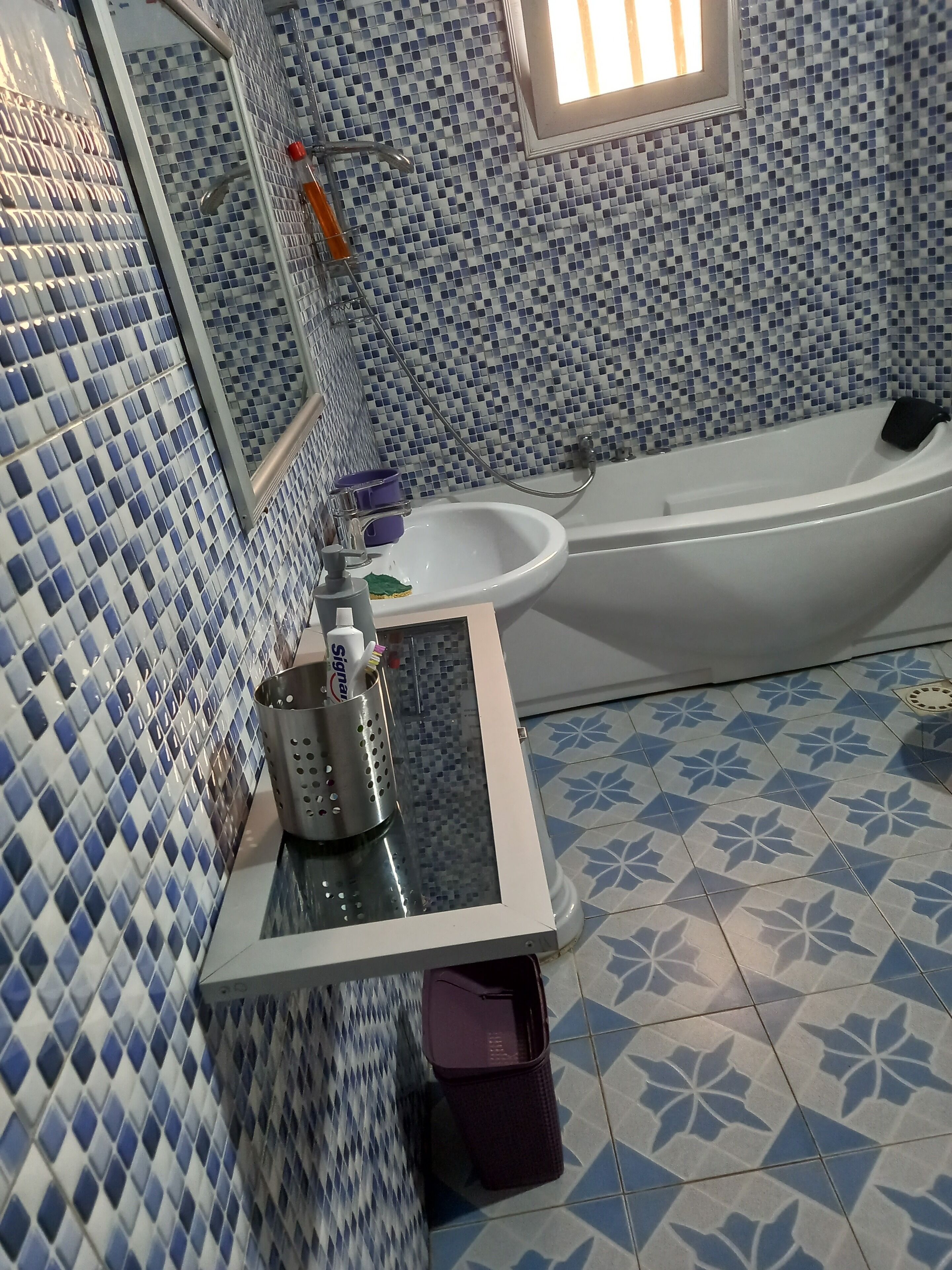 Badekar, håndklær, såpe og toalettpapir