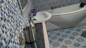 Bañera, toallas, jabón, papel higiénico