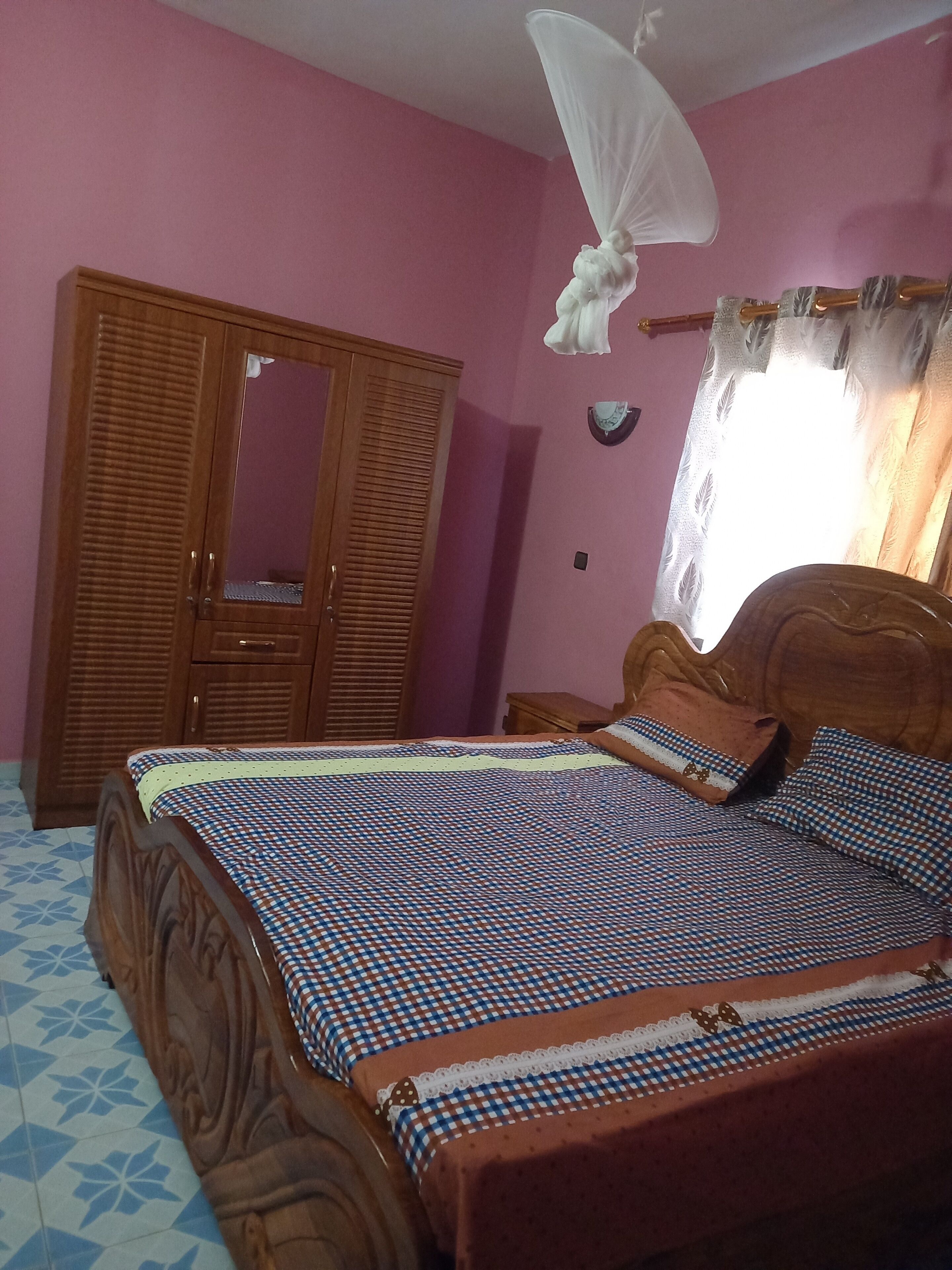 3 chambres, fer et planche à repasser, Wi-Fi, draps fournis