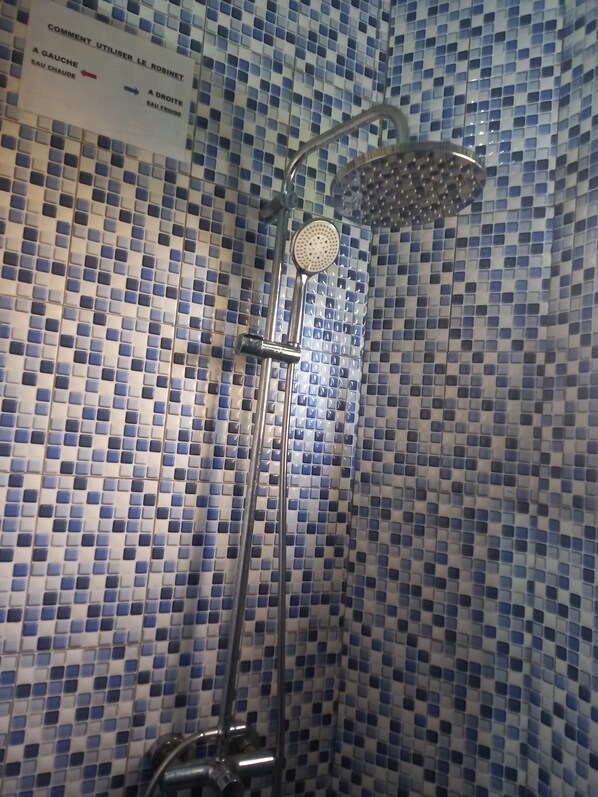 Bañera, toallas, jabón y papel higiénico