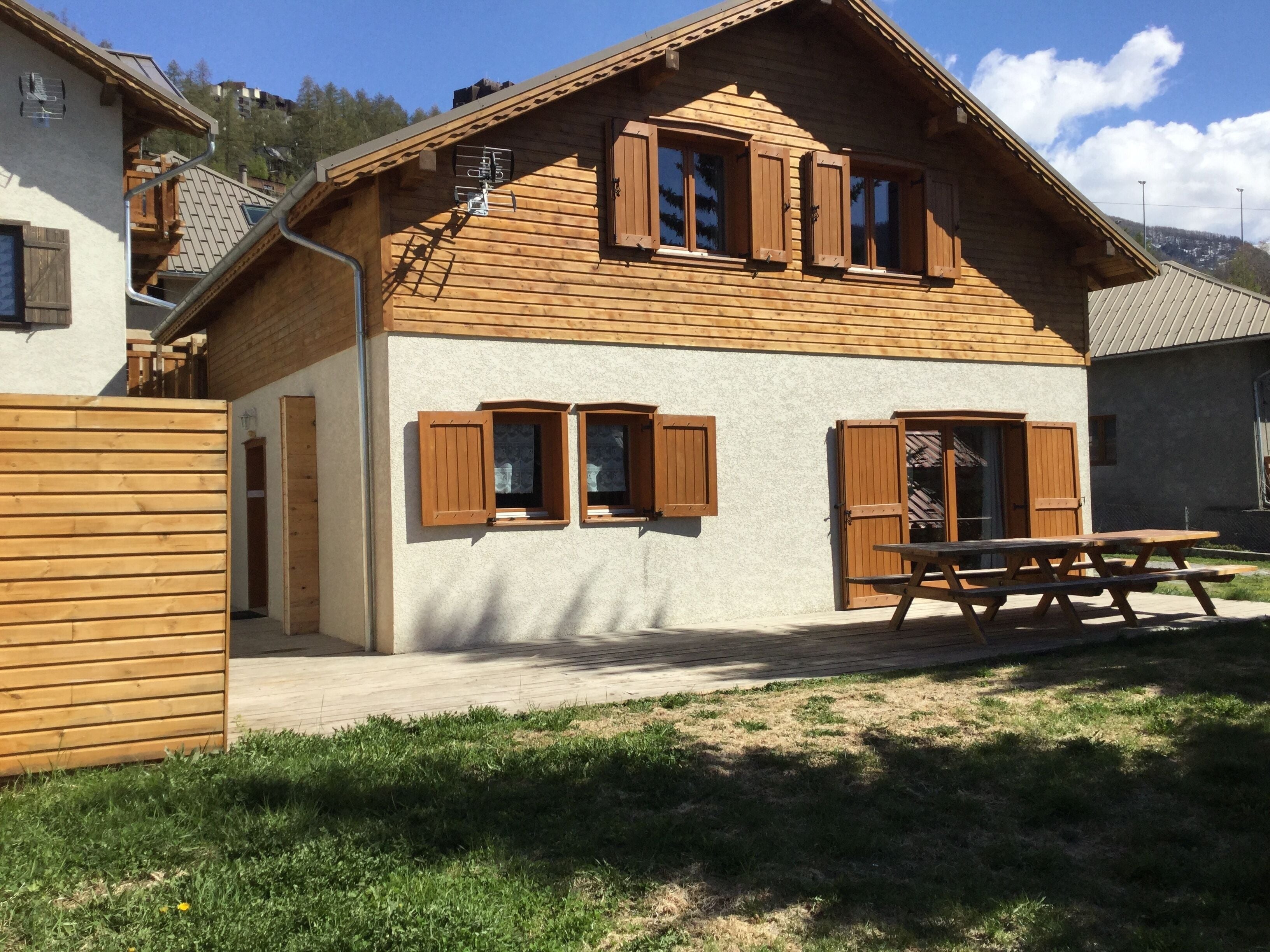Chalet for 16 people with an independent games room