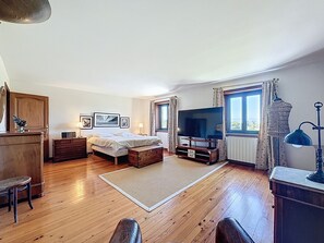 5 camere, una scrivania, ferro/asse da stiro, culla da viaggio