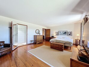 4 bedrooms, desk, iron/ironing board, travel crib