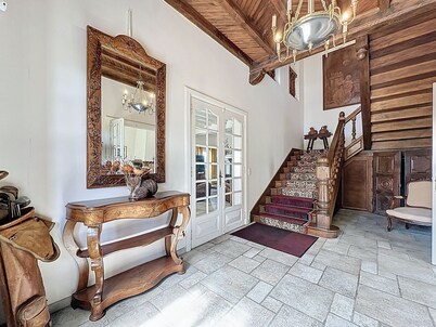 Country manor with swimming pool! Close to the sea and mountains