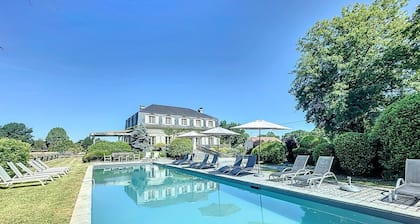 Country manor with swimming pool! Close to the sea and mountains