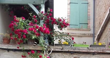 House with sunny terrace; 3 rooms .