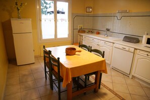 Fridge, microwave, oven, stovetop - Location du Canigou, Gîte 6 people. Hiking, Heritage, Festivals, Cures. (Prades)