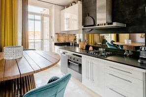 Fridge, oven, stovetop, dishwasher