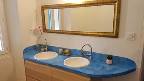 Ducha y bañera combinadas y secador de pelo