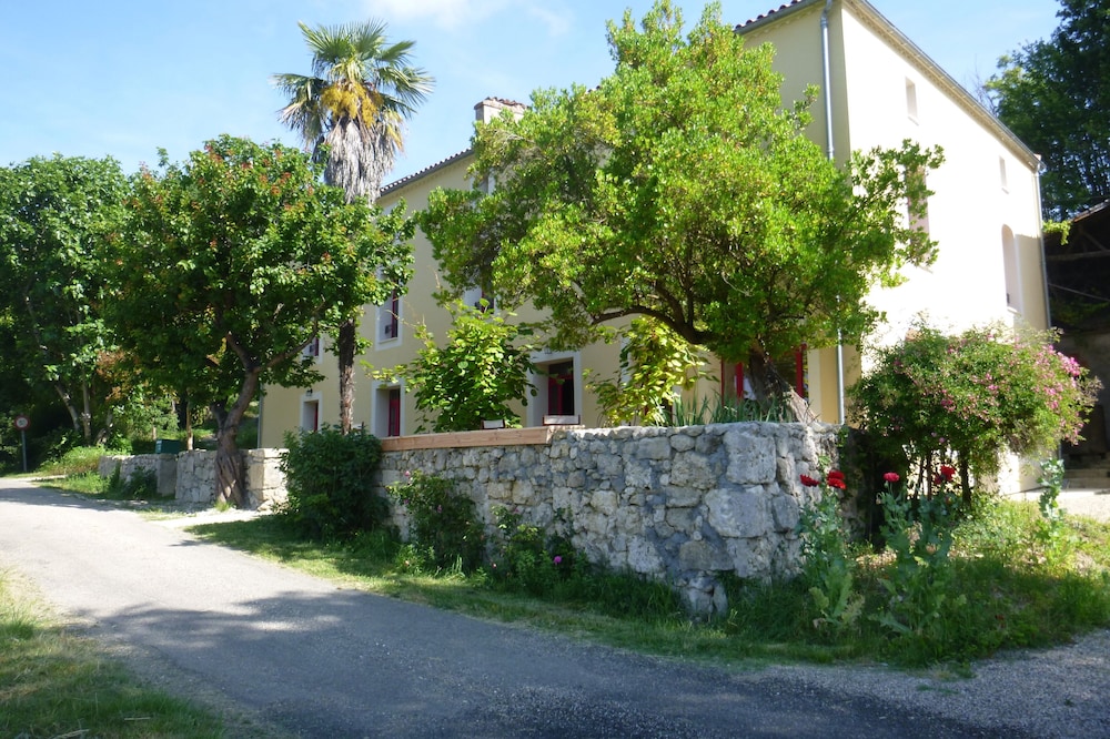 Garonne B & B nestled in a small valley, recently renovated
