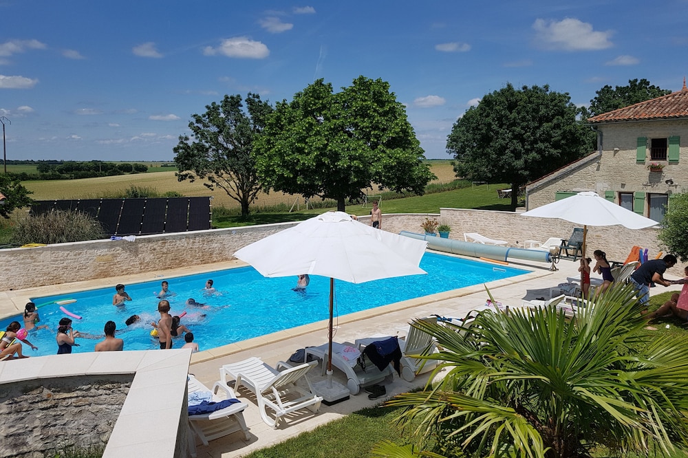 Estate with 6 individual cottages (36 beds), reception room and swimming pool.