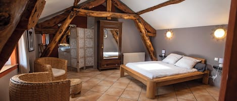 6 bedrooms, iron/ironing board, travel cot, WiFi