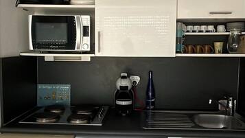 Coffee/tea maker, fridge, microwave, stovetop